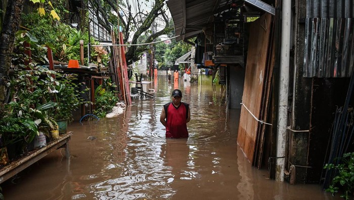 Warga membersihkan rumahnya yang terendam banjir di kawasan Jalan NIS, Cilandak Timur, Jakarta, Senin (12/1/2026). BPBD DKI Jakarta mencatat banjir setinggi 20-95 sentimeter melanda 10 rukun tetangga (RT) di Jakarta Selatan dan Jakarta Utara yang disebabkan curah hujan tinggi. ANTARA FOTO/Sulthony Hasanuddin/bar