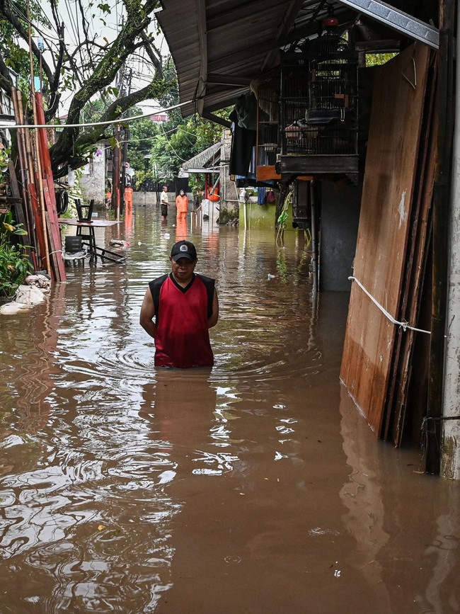 Banjir Rendam 10 RT di Cilandak Timur