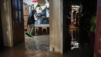 Setelah air mulai surut, warga membersihkan rumah dan lingkungan sekitar untuk mengembalikan kondisi kawasan ke keadaan normal, sembari waspada bila curah hujan kembali tinggi. ANTARA FOTO/Sulthony Hasanuddin  