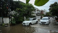 Banjir kembali merendam ruas jalan di kawasan perumahan elite Sunter, Jakarta Utara, Senin (12/1/2025).
