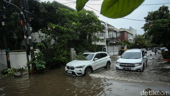 Banjir kembali merendam ruas jalan di kawasan perumahan elite Sunter, Jakarta, Senin (12/1/2025). Genangan air menutup akses Jalan Agung Jaya 4, menyebabkan aktivitas warga di kawasan tersebut tersendat.