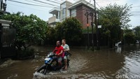 Meski dikenal sebagai kawasan dengan deretan rumah mewah, banjir tetap tak terelakkan.