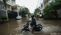 Ketinggian air dilaporkan mencapai sekitar 60 sentimeter, membuat sejumlah kendaraan bermotor mogok saat melintas dan terpaksa didorong oleh pemiliknya.