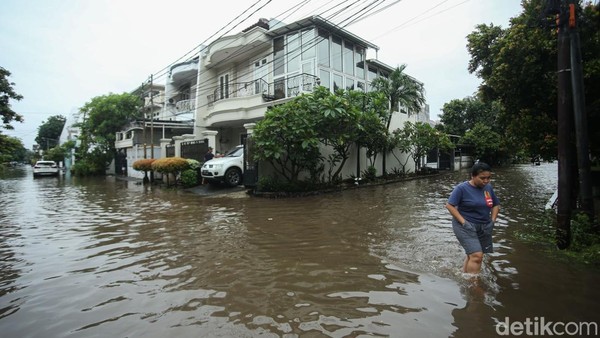 Banjir Rendam Jalan Perumahan Elite Sunter
