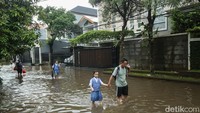 Warga berharap genangan segera surut agar aktivitas dapat kembali normal dan akses jalan kembali dapat dilalui dengan aman.