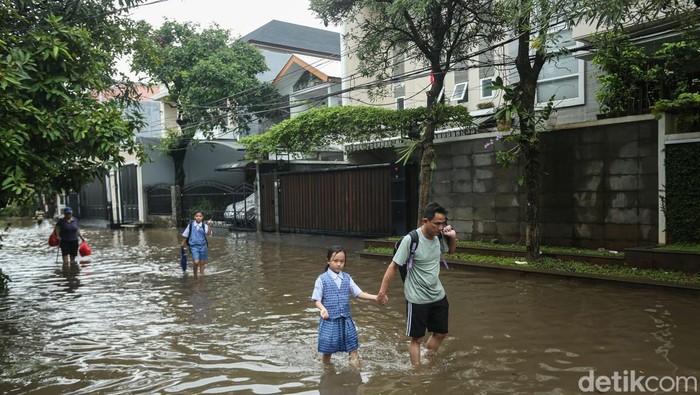 Banjir kembali merendam ruas jalan di kawasan perumahan elite Sunter, Jakarta, Senin (12/1/2025). Genangan air menutup akses Jalan Agung Jaya 4, menyebabkan aktivitas warga di kawasan tersebut tersendat.
