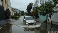 Beberapa pengendara lainnya nekat menerjang genangan demi melanjutkan perjalanan, meski risiko kerusakan kendaraan tak terhindarkan.