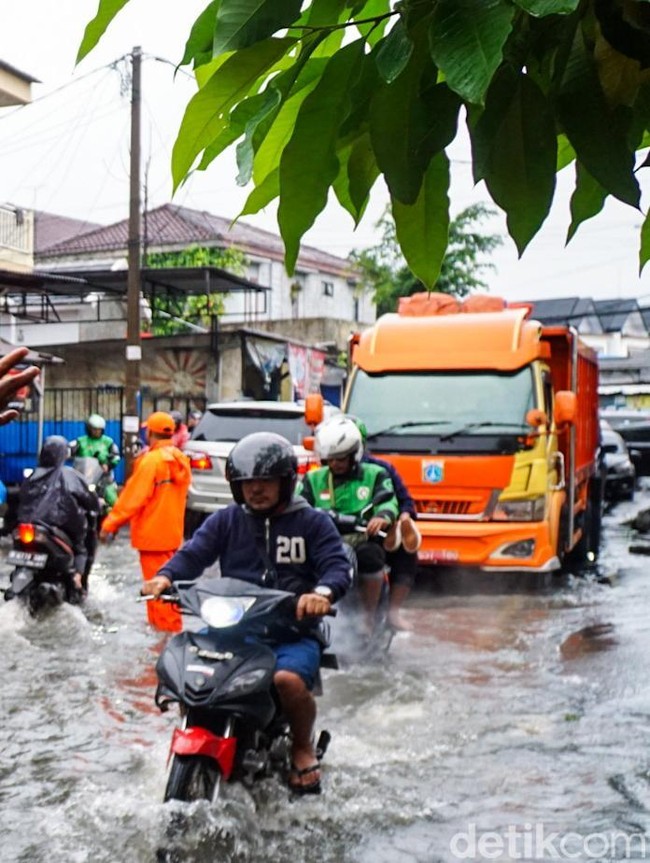 Banjir Rendam Jalan Raya Jagakarsa, Lalu Lintas Tersendat