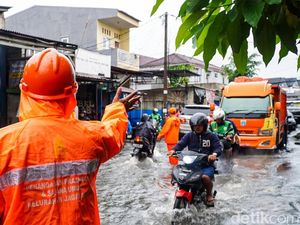 Banjir Rendam Jalan Raya Jagakarsa, Lalu Lintas Tersendat