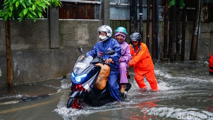 Yakin Mau Terobos Banjir? Pikirin Ini Dulu Deh