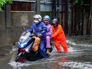 Waspada, Ada Potensi Hujan Lebat Saat Long Weekend 16-18 Januari 2026