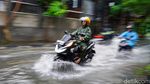 Banjir Rendam Jalan Raya Jagakarsa, Lalu Lintas Tersendat