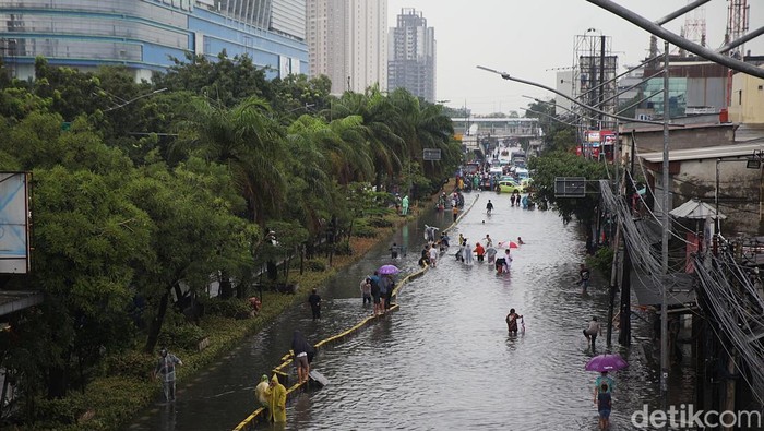 Hingga pukul 13.00 WIB, banjir masih menggenangi kawasan perbelanjaan Mangga Dua, Jakarta Utara, Senin (12/1/2026).
