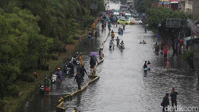 Banjir Rendam Mangga Dua, Jalan Gunung Sahari Ditutup