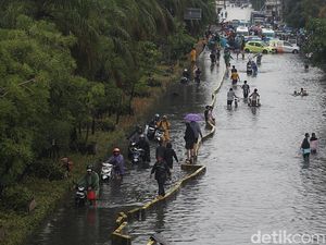 Banjir Rendam Mangga Dua, Jalan Gunung Sahari Ditutup
