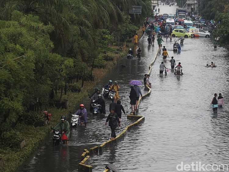 Banjir Rendam Mangga Dua, Jalan Gunung Sahari Ditutup