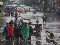 Jalan Gunung Sahari Masih Banjir 60 Cm, Kendaraan Belum Bisa Melintas
