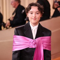 Gaya Bella Ramsey Main Aman tapi Bold, Padukan Setelan Hitam & Pita Raksasa