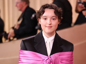 Gaya Bella Ramsey Main Aman tapi Bold, Padukan Setelan Hitam & Pita Raksasa