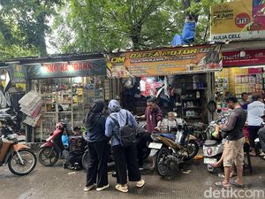 Cerita Tukang Bengkel di Jakut Raup Untung Saat Banjir Melanda