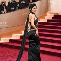 Teyana Taylor yang menyabet penghargaan Aktris Pendukung Terbaik Film Komedi/Musikal mencuri perhatian lewat gaun hitam cut-out dari rumah mode Schiaparelli. Gaun rancangan Daniel Roseberry itu hadir dalam potongan sensual yang mengikuti lekuk tubuh, dipadukan dengan detail metalik di pinggang dan pita di atas bokong. Fierce dan penuh percaya diri seperti penampilannya di film ‘One Battle After Another’. (Foto: Gilbert Flores/2026GG/Penske Media via Getty Images)
