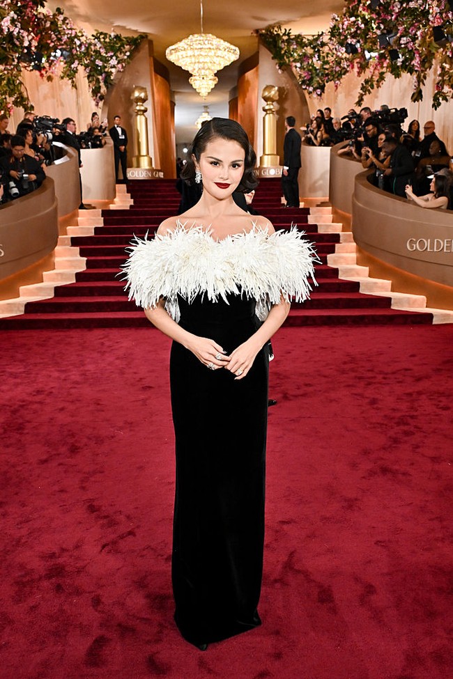 Selena Gomez tampil dramatis dalam gaun hitam berpotongan struktural rancangan Matthieu Blazy dari rumah mode Chanel. Detail bulu siluet korset, serta potongan tegas menghadirkan nuansa gothic-glam yang kuat tapi tetap feminin. Tim Chanel membutuhkan waktu hingga 320 jam untuk membuat gaun ini.  (Foto: Michael Buckner/2026GG/Penske Media via Getty Images)