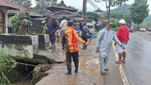 BPBD Buleleng melakukan penanganan banjir di Desa Pancasari, Senin (12/1/2026). (Dok. BPBD Buleleng)