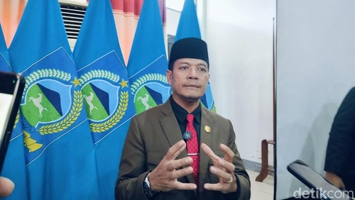 Bupati Dompu Bambang Firdaus saat ditemui wartawan, Senin (12/1/2026).