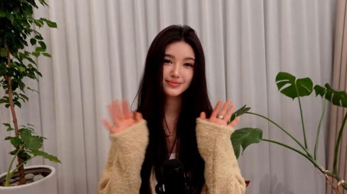 Mantan personel grup KPop NewJeans, Danielle Marsh angkat bicara setelah kontrak eksklusifnya diputus ADOR. Ia tak kuasa menahan tangisnya saat mengadakan siaran langsung.
