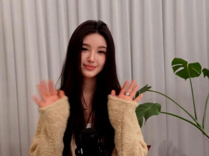 Mantan personel grup KPop NewJeans, Danielle Marsh angkat bicara setelah kontrak eksklusifnya diputus ADOR. Ia tak kuasa menahan tangisnya saat mengadakan siaran langsung.