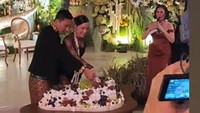 Patricia Schuldtz dan Darma Mangkuluhur potong kue berukuran besar untuk merayakan pernikahan. Acara bahagia mereka diramaikan Ruth Sahanaya hingga Brian Mcknight. (Foto: dok Instagram vitadatau)
