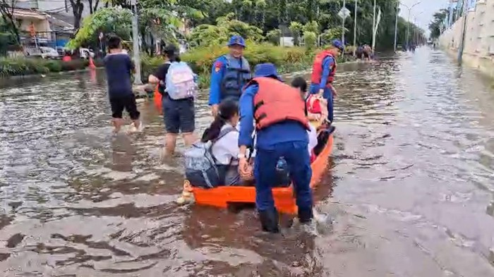 Ditpolairud Polda Metro Jaya Patroli di Pluit Jakut Antisipasi Banjir Kiriman