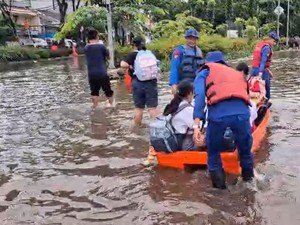 Ditpolairud Polda Metro Jaya Patroli di Pluit Jakut Antisipasi Banjir Kiriman