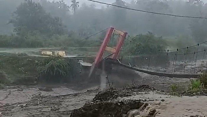 Banjir bandang menerjang sejumlah wilayah di Kabupaten Donggala, Sulawesi Tengah (Sulteng). Bencana alam itu mengakibatkan jembatan gantung dan rumah warga hanyut tersapu banjir.