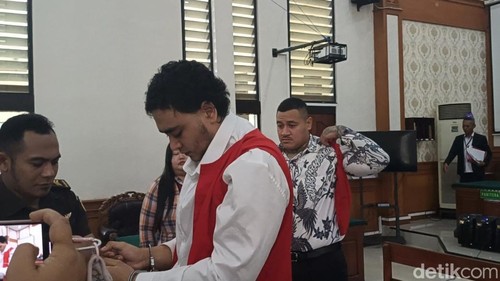 Dua terdakwa penembakan WN Australia usai menjalani sidang di PN Denpasar, Senin (12/1/2026).