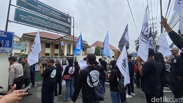 Eks buruh sritex Demo eks karyawan Sritex di Pengadilan Negeri Semarang, Kecamatan Semarang Barat, Kota Semarang, Senin (12/1/2026).