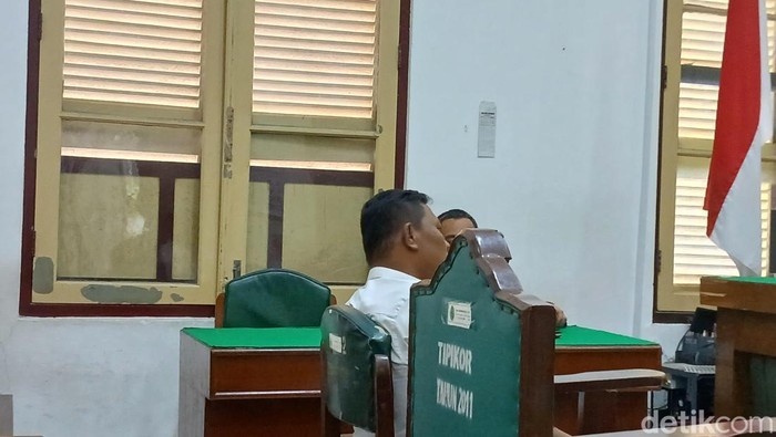 Eks Kades Siloting, Sholat Harahap saat menjalani sidang vonis di Pengadilan Tipikor PN Medan, Senin (12/1/2026). (Juita Sinuhaji/detikSumut)