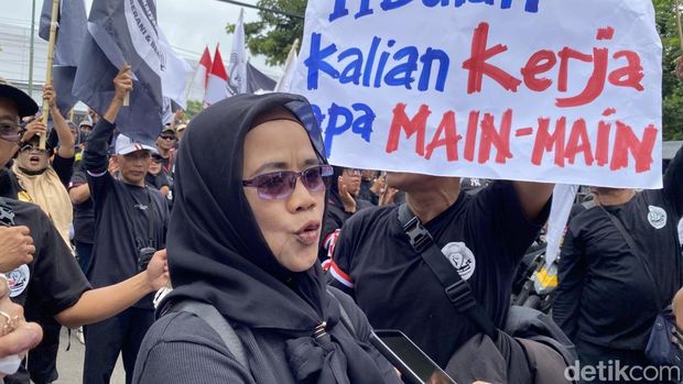 Eks karyawan Sritex demo di Pengadilan Negeri Semarang, Kecamatan Semarang Barat, Kota Semarang, Senin (12/1/2026). Eks karyawan Sritex demo di Pengadilan Negeri Semarang, Kecamatan Semarang Barat, Kota Semarang, Senin (12/1/2026). Mereka menuntut pesangon yang tak kunjung cair.