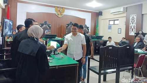 Eks Kasatreskrim Polres Lombok Utara, AKP Punguan Hutahaean (kemeja putih) dihadirkan sebagai saksi kasus pembunuhan Brigadir Nurhadi di PN Mataram, Senin (12/1/2026).