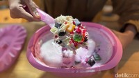 Seperti pada wadah baskom yang satu ini. Bahkan pelanggan sampai mendapatkan centong sayur untuk memakan es telernya. Foto: detikcom/Riska Fitria