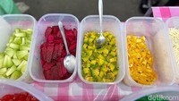 Dalam satu teko terdapat agar-agar merah dan hijau, cincau, selasih, kelapa, mutiara, mangga, hingga buah naga. Isinya padat dan menyegarkan. Foto: detikcom/Riska Fitria