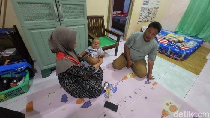 Fawwas Rosdiana digendong sang ibu.