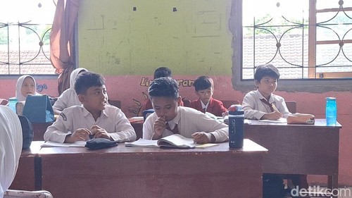Suasana uji coba full day school hari pertama di SDN 7 Mataram, Senin siang (12/1/2026).