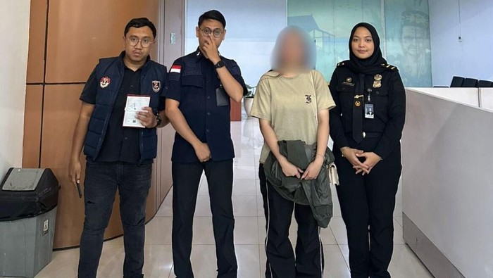 Kantor Imigrasi Kelas I TPI Pontianak melaksanakan Tindakan Administratif Keimigrasian berupa deportasi terhadap seorang perempuan Warga Negara (WN) Malaysia berinisial VI. Ia juga masuk dalam daftar penangkalan.