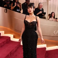 Tak ketinggalan, Rei Ami, pengisi suara Zoey di film KPop Demon Hunters bergaun renda hitam dengan detail manik-manik dan garis leher berbentuk hati. Ia menghadirkan sisi feminin dan chic di red carpet Golden Globe Awards 2026 dilengkapi kalung berlian. Foto: Getty Images