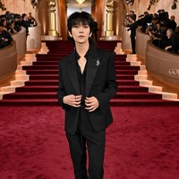 Seperti Lisa BLACKPINK, Joshua SEVENTEEN juga memulai penampilan debutnya di Golden Globe Awards 2026. Terlihat menawan memakai setelan jas hitam ramping dari Givenchy, dengan beberapa kancing yang dibiarkan terbuka. Koleksi perhiasan Chaumet mulai dari anting, kalung, cincin, dan bros menyempurnakan gayanya. Foto: Getty Images