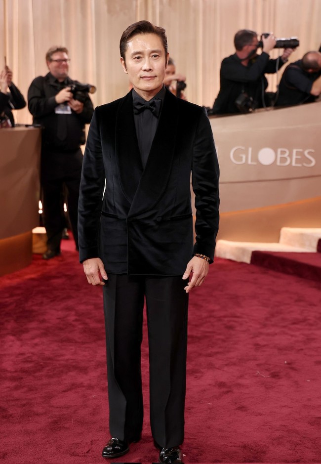Aktor kawakan Lee Byung Hun mengenakan setelan jas hitam klasik dengan sepatu yang serasi. Ia termasuk dalam nominasi “Best Performance by a Male Actor in a Motion Picture – Musical or Comedy“ berkat aktingnya di film No Other Choice, bersaing dengan Leonardo DiCaprio hingga Timothee Chalamet. Foto: Getty Images