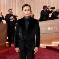 Aktor kawakan Lee Byung Hun mengenakan setelan jas hitam klasik dengan sepatu yang serasi. Ia termasuk dalam nominasi “Best Performance by a Male Actor in a Motion Picture – Musical or Comedy“ berkat aktingnya di film No Other Choice, bersaing dengan Leonardo DiCaprio hingga Timothee Chalamet. Foto: Getty Images