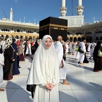 8 Inspirasi Gaya Ayana Moon Pakai Hijab Bergo hingga Pashmina Saat Umrah
