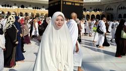 8 Inspirasi Gaya Ayana Moon Pakai Hijab Bergo hingga Pashmina Saat Umrah